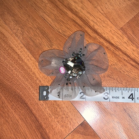 Tarina Tarantino Mesh Gray Flower Clip with Baby Cameo - Picture 3 of 6